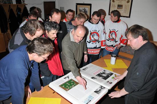 Foto: Riesen-Andrang an der Bayern-Chronik / Foto: Heiko KÃ¶hntopp