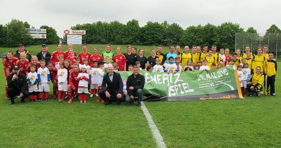 Foto: Beide Teams mit den Verantwortlichen vor dem AnstoÃ. Foto: Continental