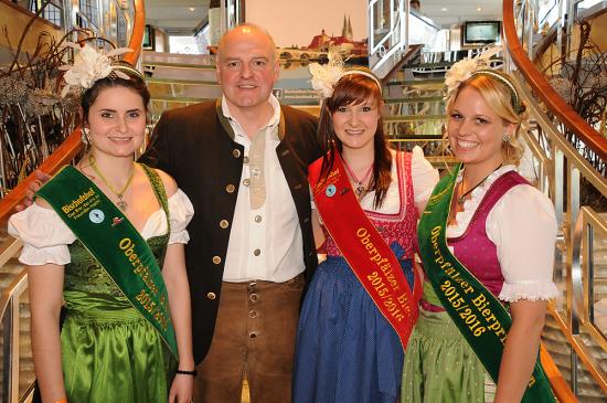 Foto: <br />
Bierprinzessin Cristina II, Morderator Armin Wolf, BierkÃ¶nigin Yvonne I. und Bierprinzessin Ramona I. (v.l.n.r) / Foto: HC Wagner<br />
